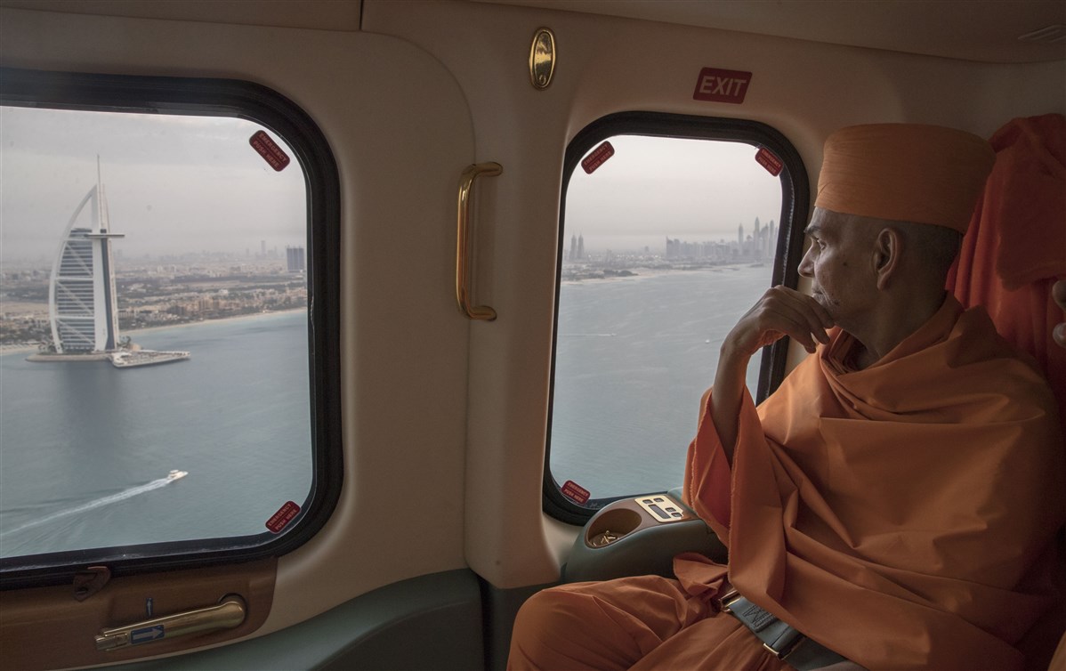 HH Mahant Swami Maharaj views the Burj Al Arab Jumeirah on his way back to Dubai