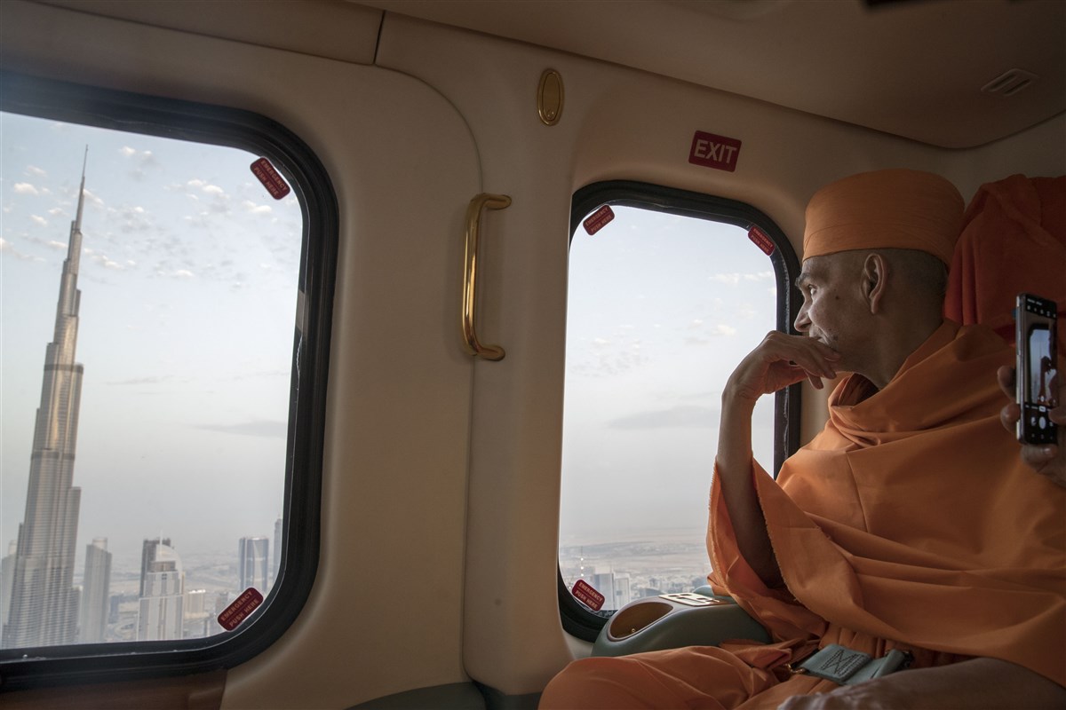 HH Mahant Swami Maharaj views the Burj Khalifa