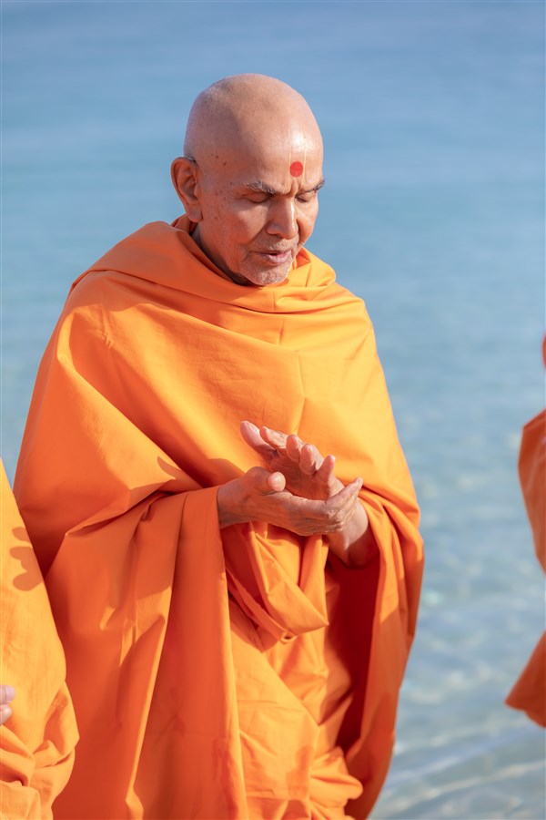 Swamishri prays for world peace and global harmony