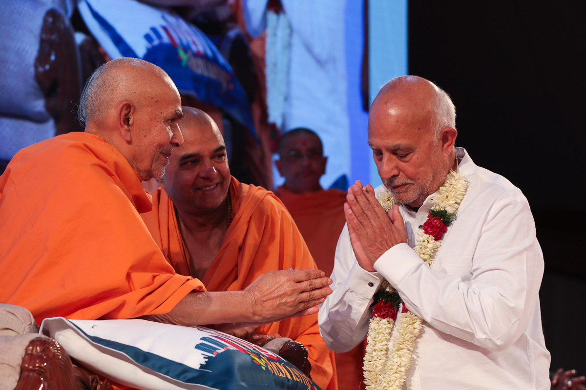 Swamishri blesses Shri S.M. Rao