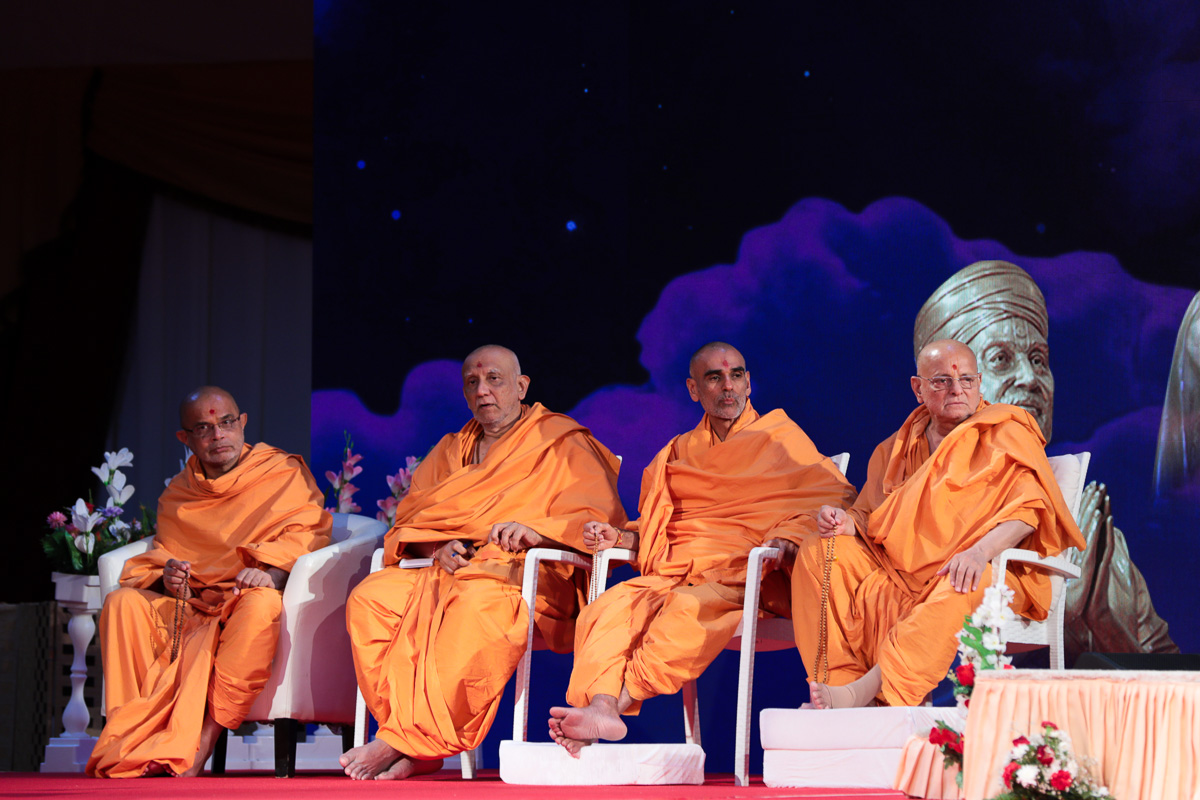 Pujya Ishwarcharan Swami and senior sadhus on the stage during the assembly