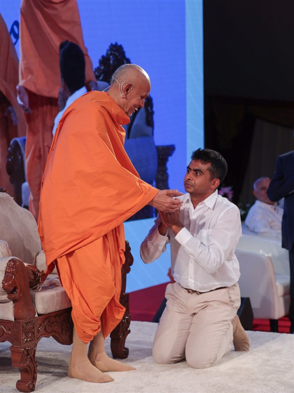 Swamishri blesses Shri Rihen Mehta