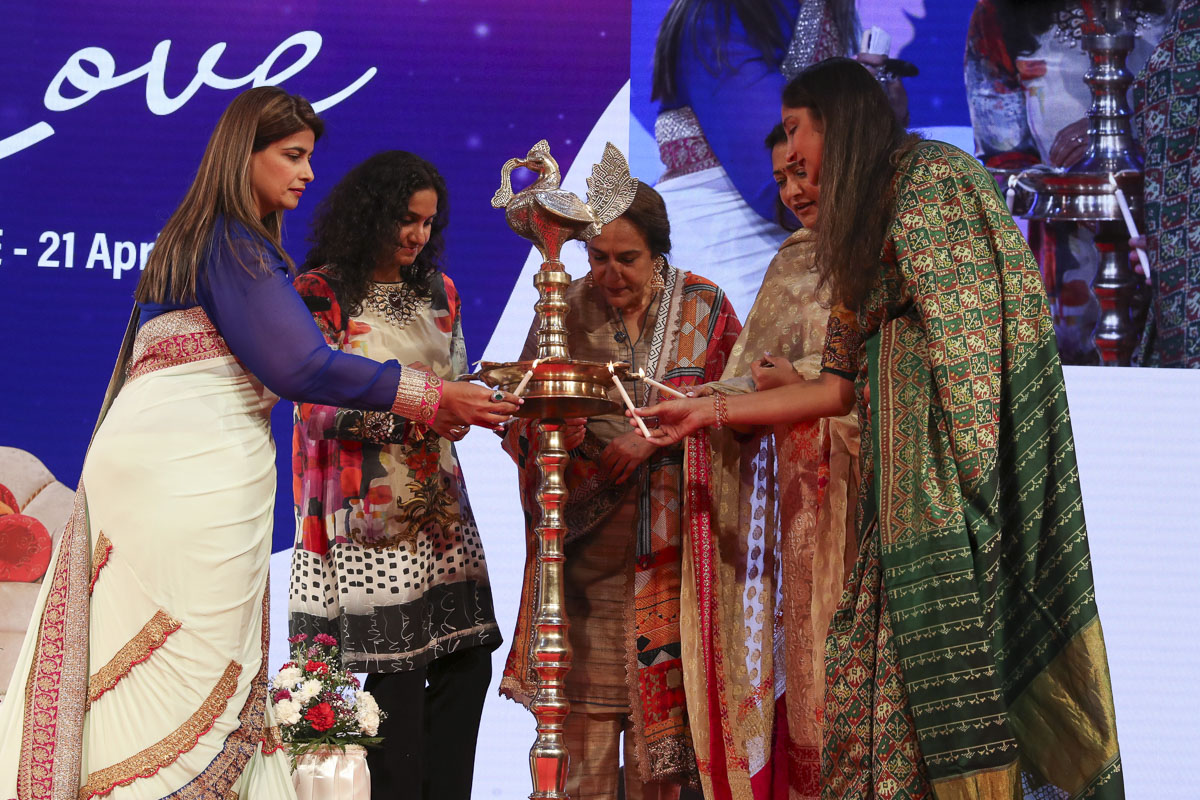 [L to R] Deep Pragatiya by Mrs. Chanda Pagarani, Mrs. Reema Shetty Bitar, Mrs. Bubbles Kandhari, Mrs Falguni Mehta and Mrs. Sonali Patel lighting the inaugural lamp (deep-pragatya)