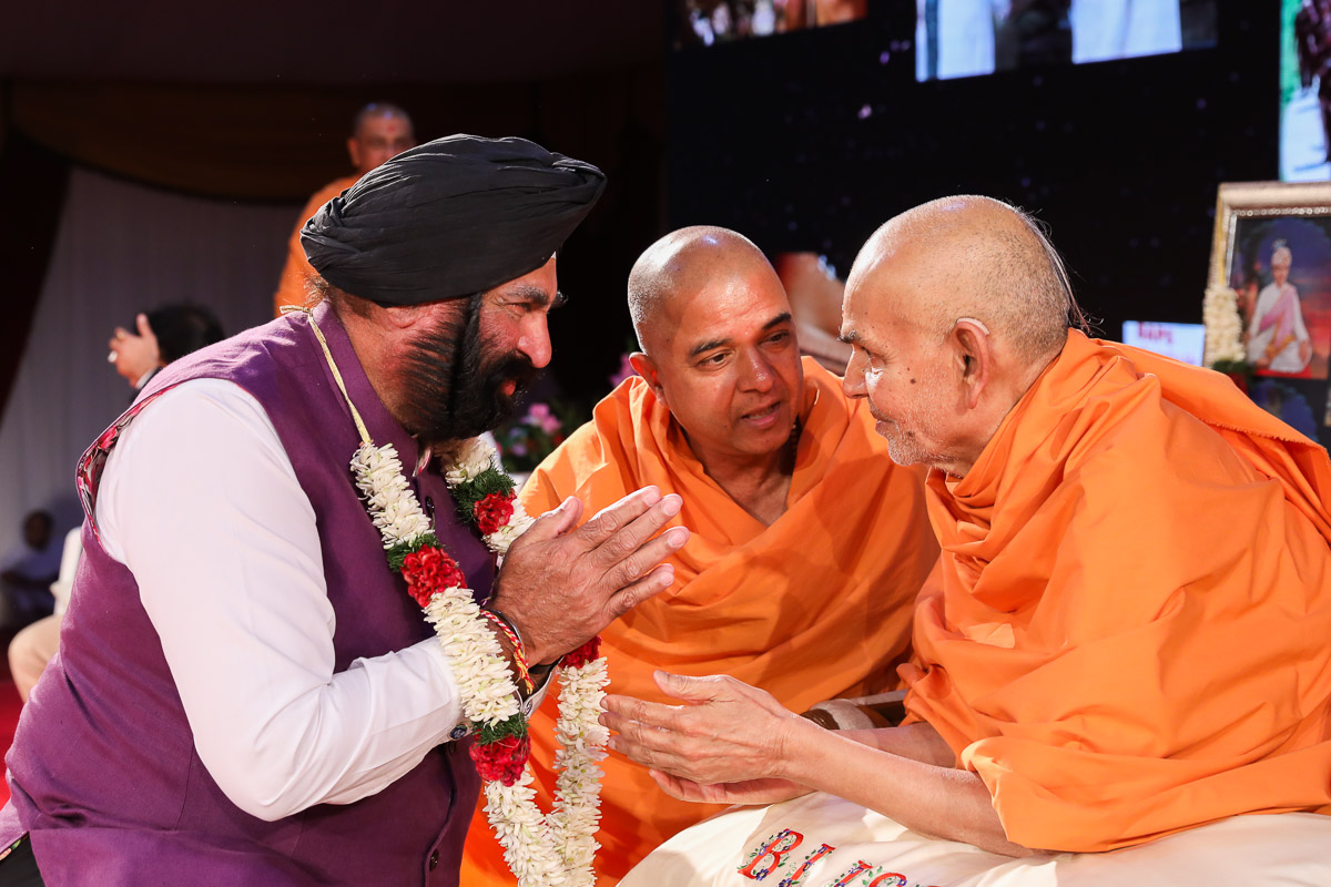 Swamishri blesses Shri Surendra Kandhari