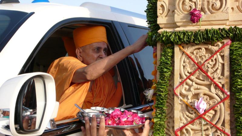  Swamishri performs pujan of pillar 