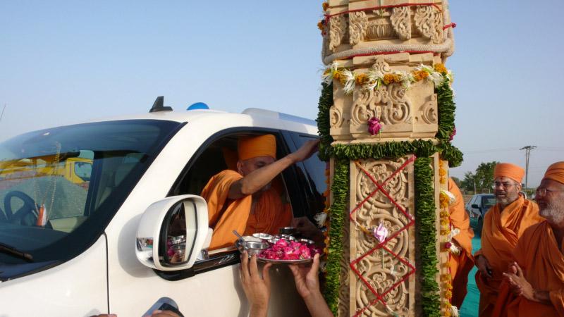  Swamishri performs pujan of pillar