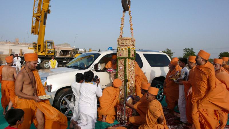  Swamishri performs pujan of first pillar to be placed in mandir