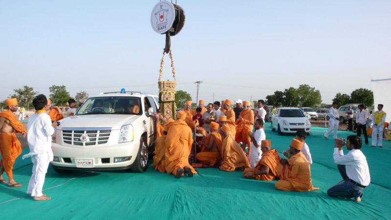  Swamishri arrives at ongoing construction site of new shikharbaddh mandir at Jamnagar