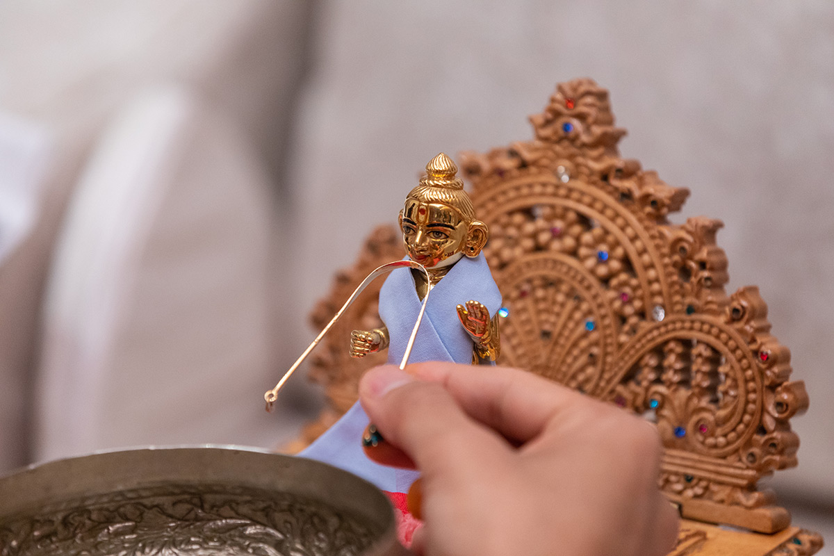 Morning rituals of Shri Harikrishna Maharaj