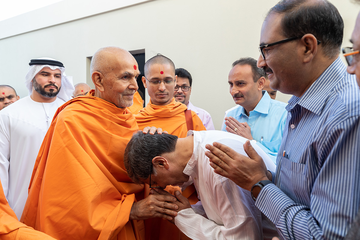 Swamishri blesses a well-wisher