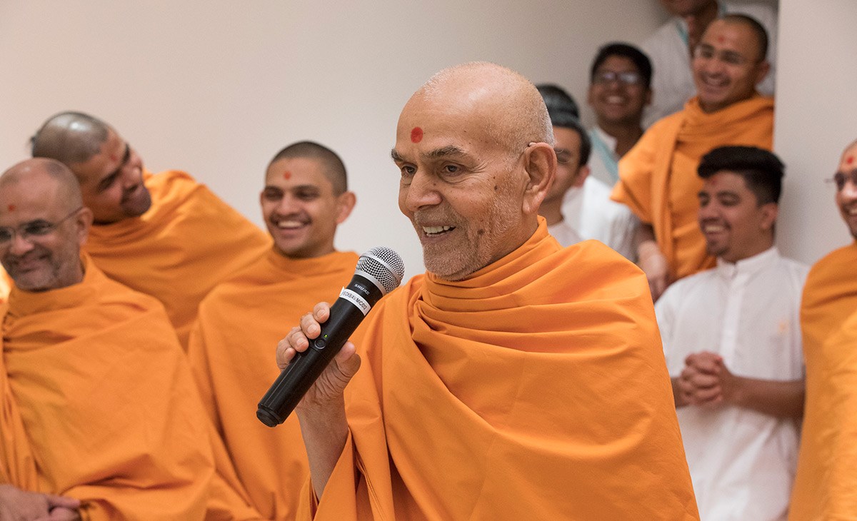 Swamishri plays 'Shriji says...' with children