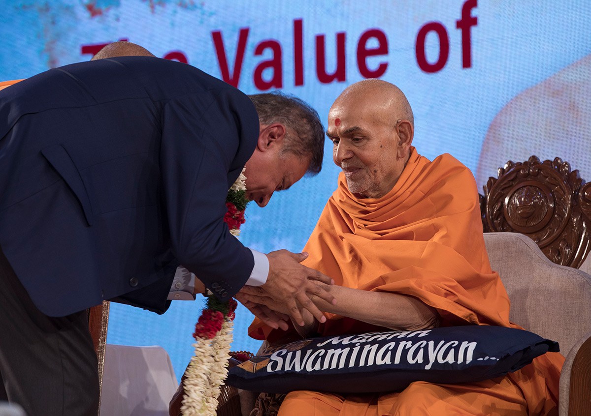 Swamishri blesses Shri Yogeshbhai Mehta
