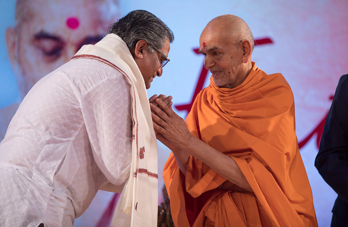 Swamishri blesses Shri Dharmendrabhai Patel