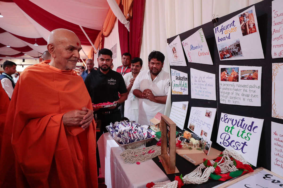 Swamishri observes cards prepared by children