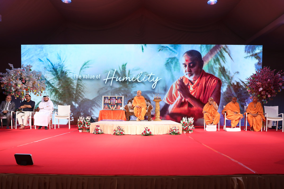 Swamishri, senior sadhus and dignitaries on the stage during the assembly