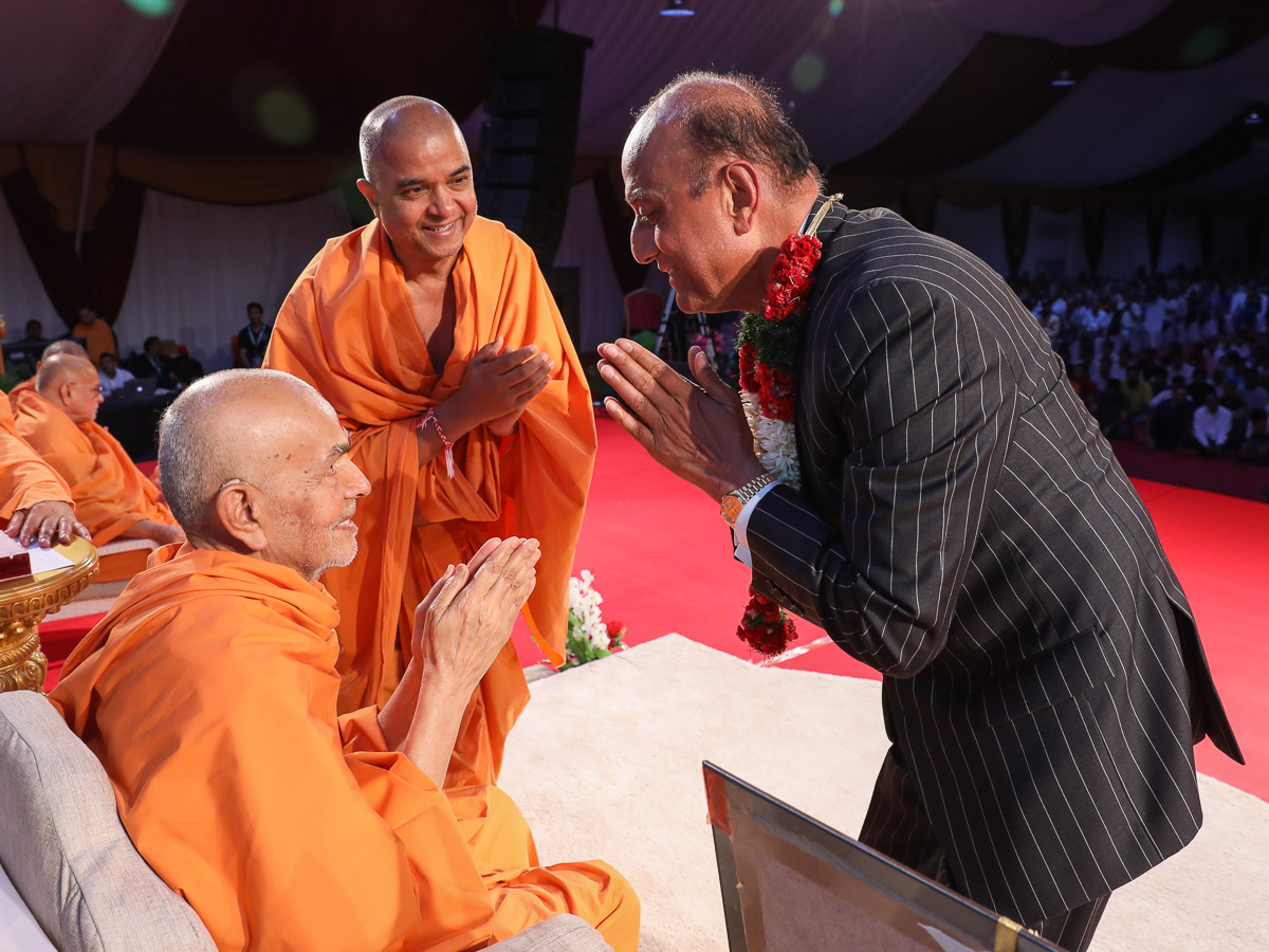 Swamishri blesses Shri Paras Shahdadpuri
