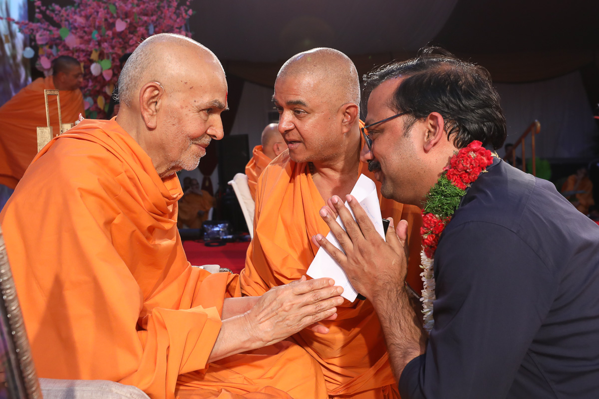 Swamishri blesses Shri Pankaj Gupta