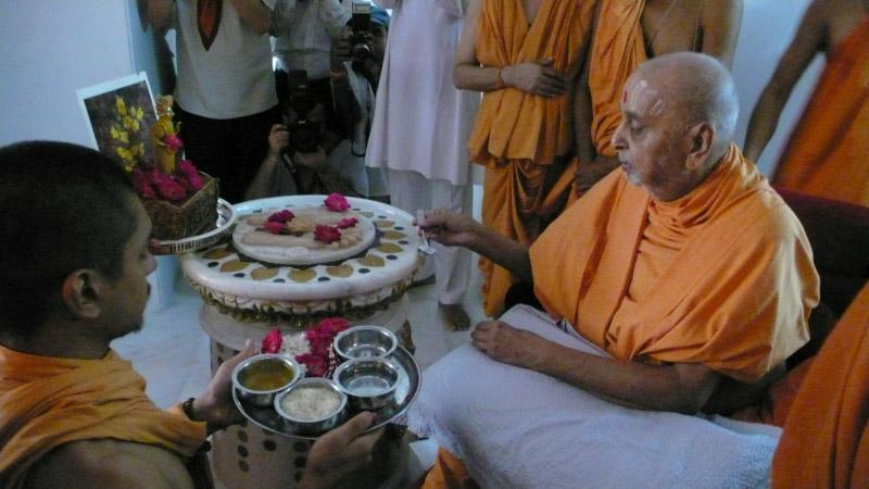  Swamishri performs pujan and arti of shrine at birthplace of Gunatitanand Swami