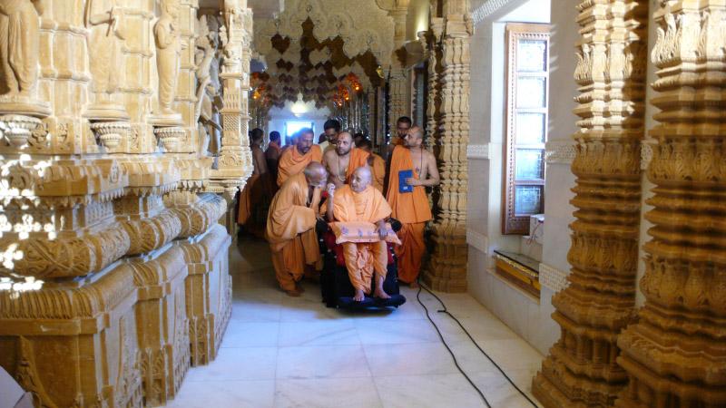  Swamishri visits the mandir