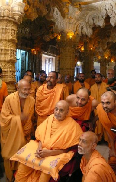  Swamishri visits the mandir