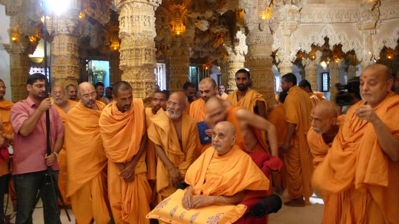 Swamishri visits the mandir