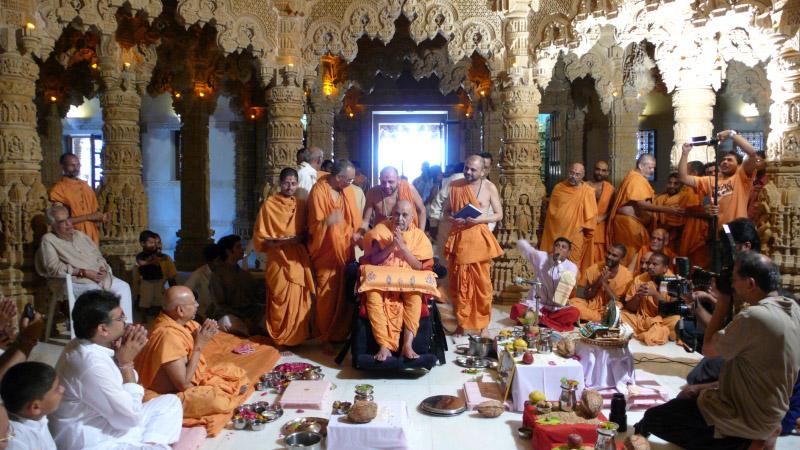  Swamishri presides over the Vastu rituals