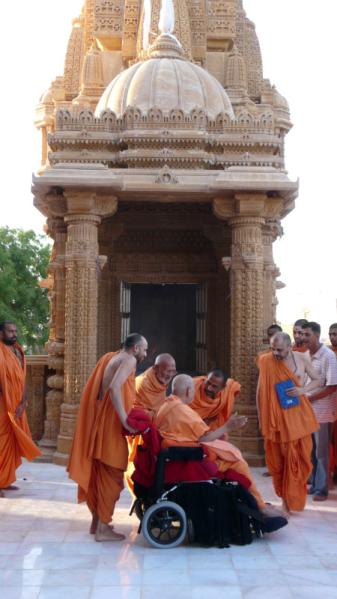  Swamishri visits the mandir 
