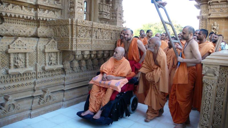 Swamishri visits the mandir  