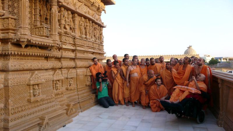  Swamishri visits the mandir 