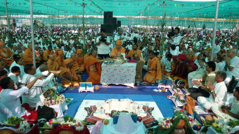  Swamishri performs murti-pratishtha yagna rituals