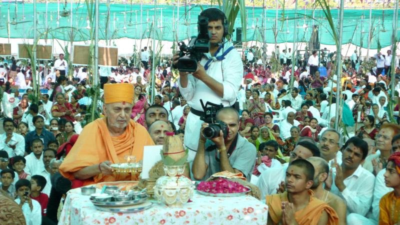  Swamishri performs murti-pratishtha yagna rituals