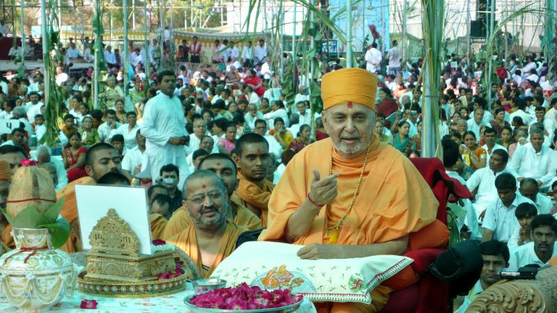   Swamishri blesses the yagna participants