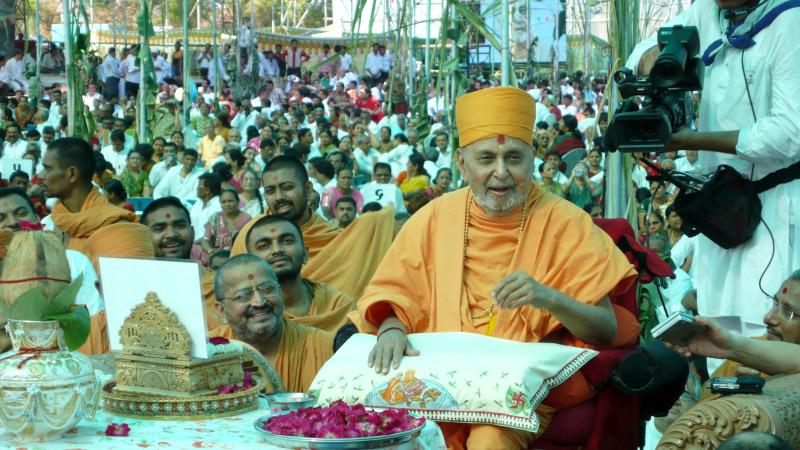   Swamishri blesses the yagna participants