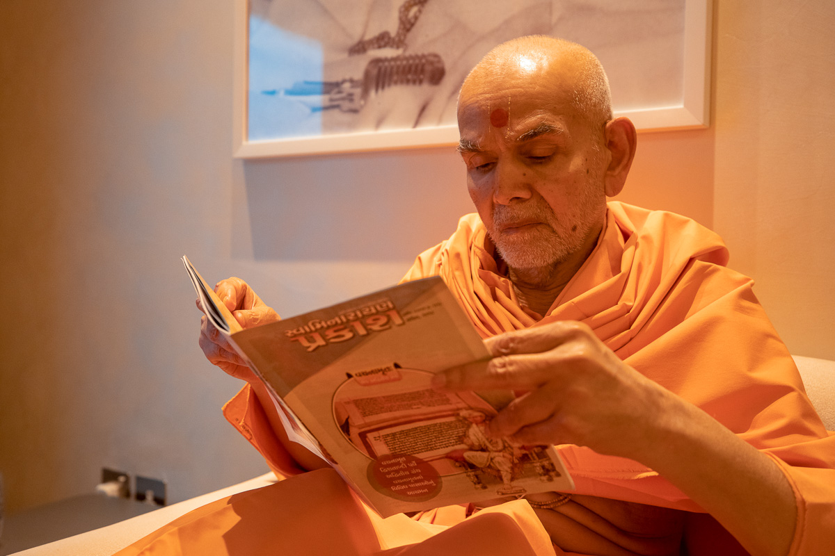 Swamishri reads the BAPS Sanstha's monthly Gujarati magazine, 'Swaminarayan Prakash'