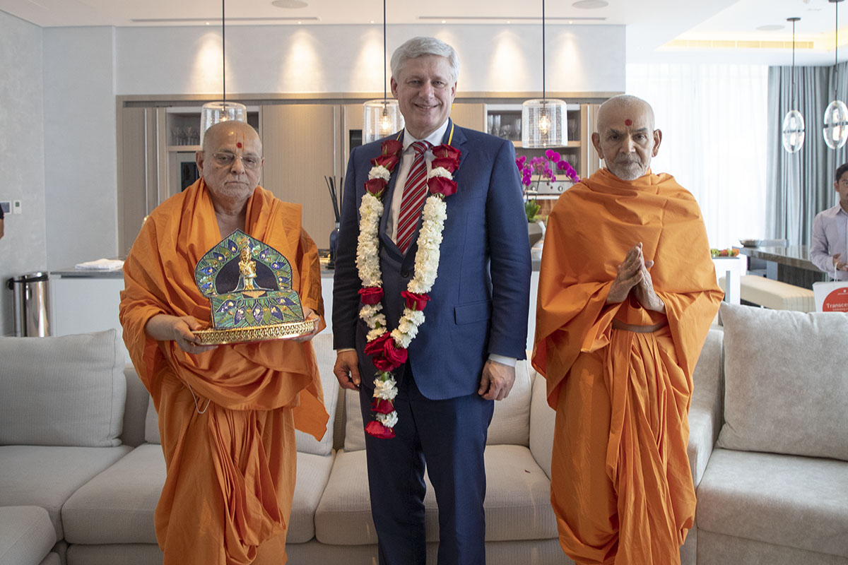 Pujya Ishwarcharan Swami, Stephen Harper and Swamishri with Shri Harikrishna Maharaj