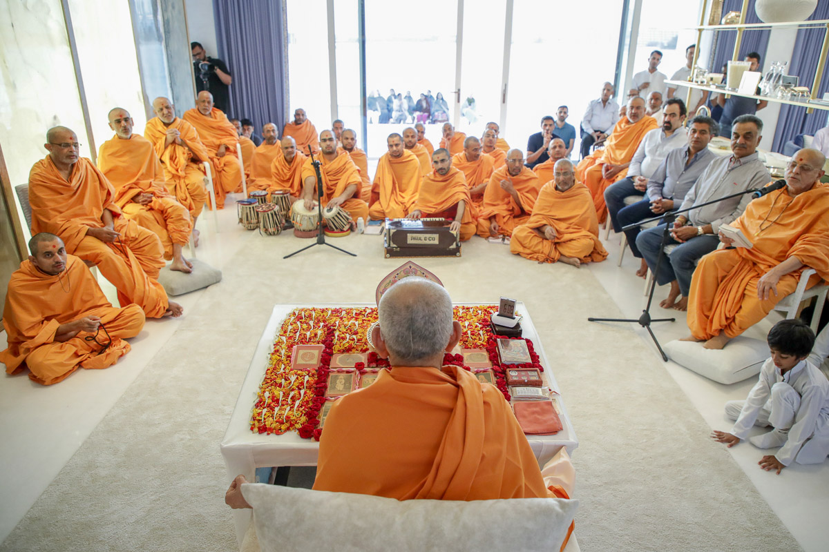Pujya Ishwarcharan Swami sings a kirtan in Swamishri's daily puja