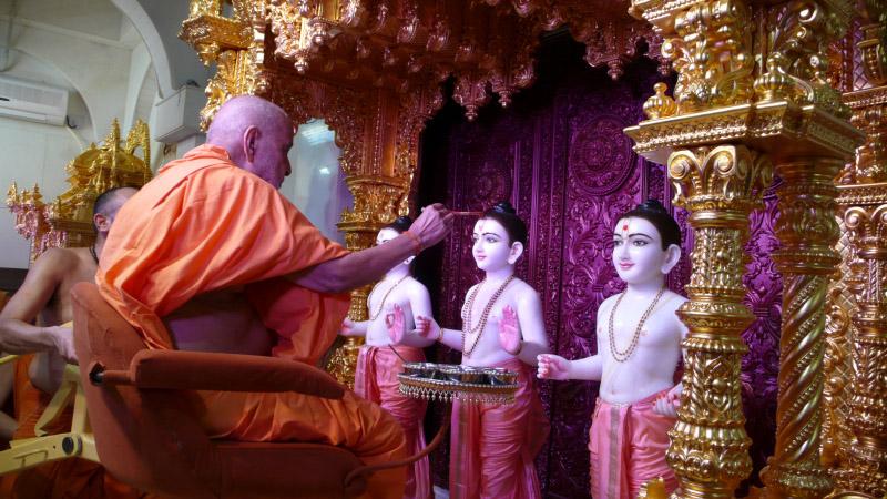  Swamishri performs murti-pratishtha rituals of Shri Dham, Dhami and Mukta