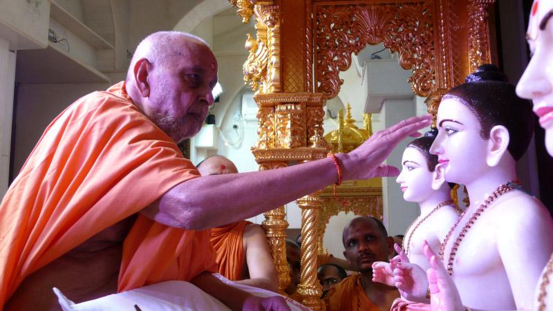  Swamishri performs pujan of Shri Dham, Dhami and Mukta