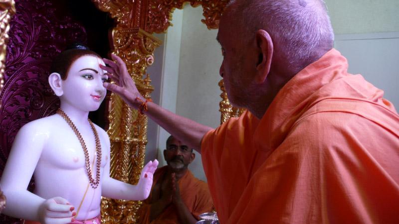  Swamishri performs pujan of Shri Ghanshyam Maharaj