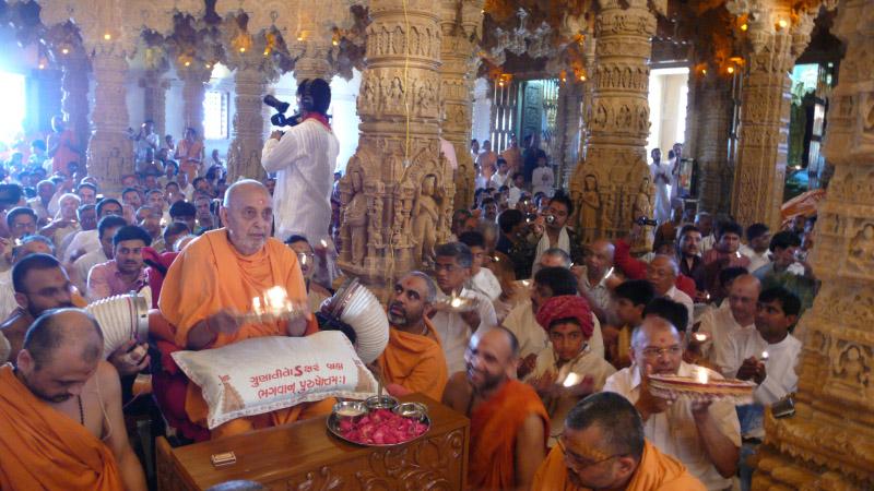 Swamishri performs pratishtha arti