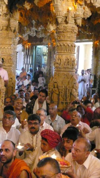  Devotees perform pratishtha arti beneath the mandir dome