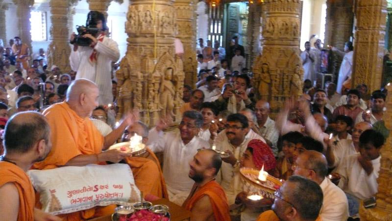   Swamishri performs pratishtha arti