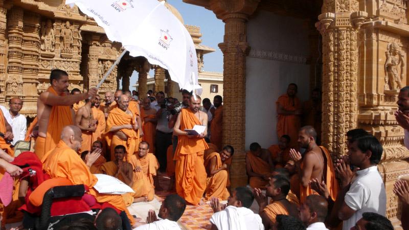  Swamishri arrives for darshan of the shrine of Shri Ganpatiji ...