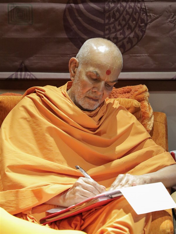 Swamishri replies to devotees' letters