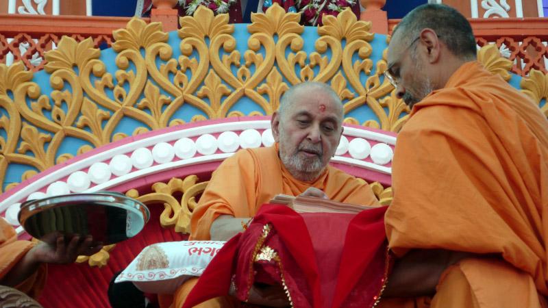  Swamishri inaugurates 'Akshar-Purushottam Mahatmyam' - a voluminous work in Sanskrit by Pujya Shrutiprakash Swami