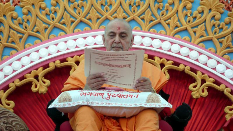  Swamishri inaugurates 'Akshar-Purushottam Mahatmyam' - a voluminous work in Sanskrit by Pujya Shrutiprakash Swami