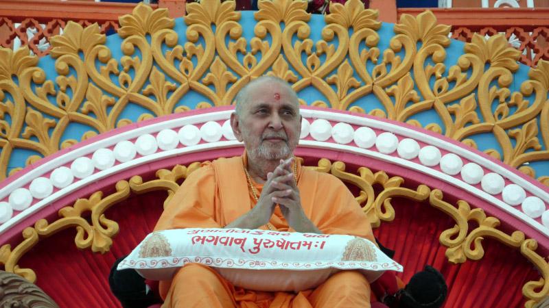  Swamishri during the assembly