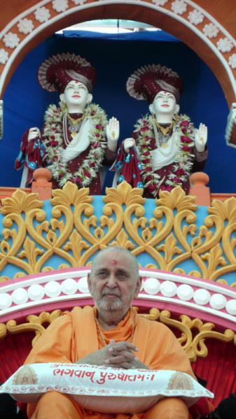  Swamishri during the pratishtha assembly