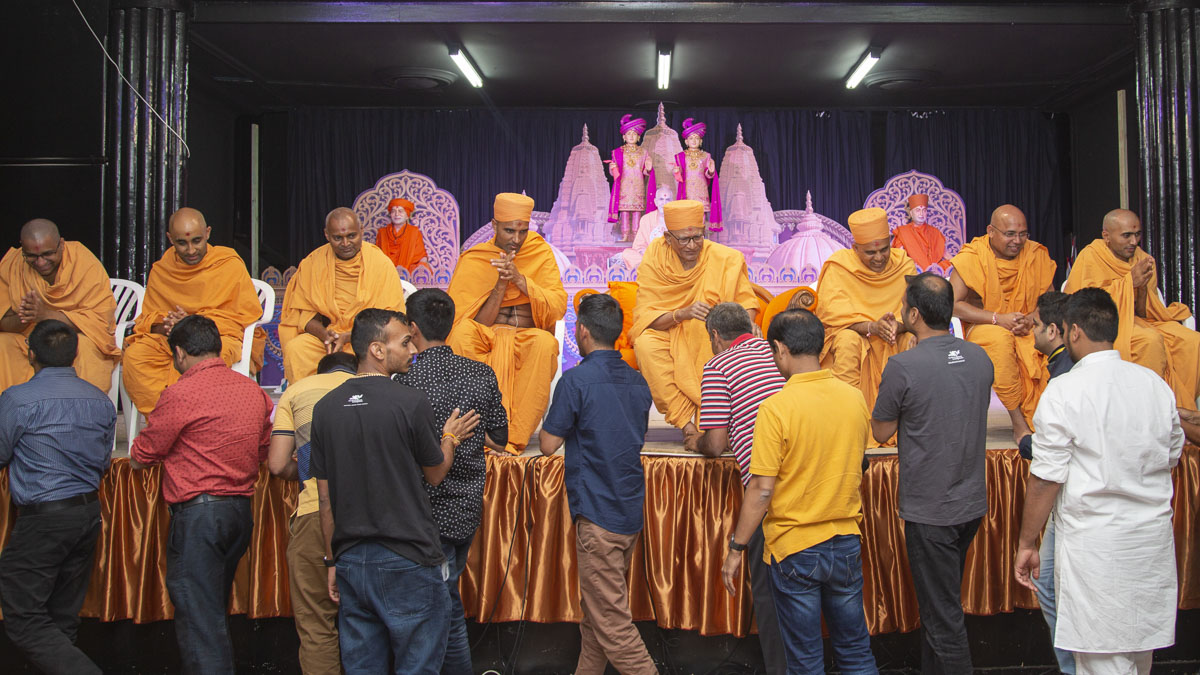 Devotees doing darshan of Pujya Kothari Swami and sadhus