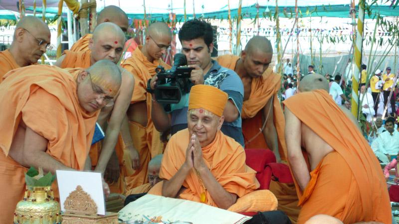   Swamishri performs the yagna rituals